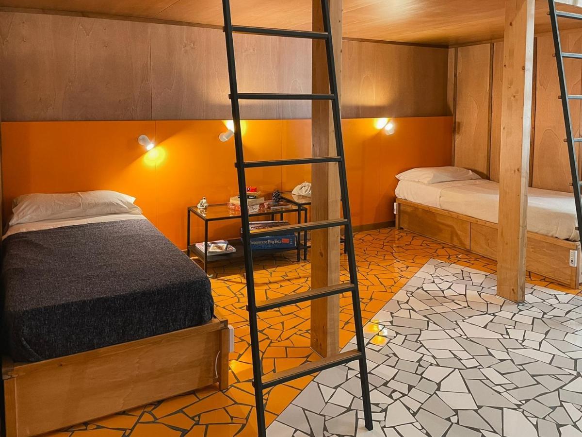 Posto Letto in Dormitorio Misto con 8 Letti