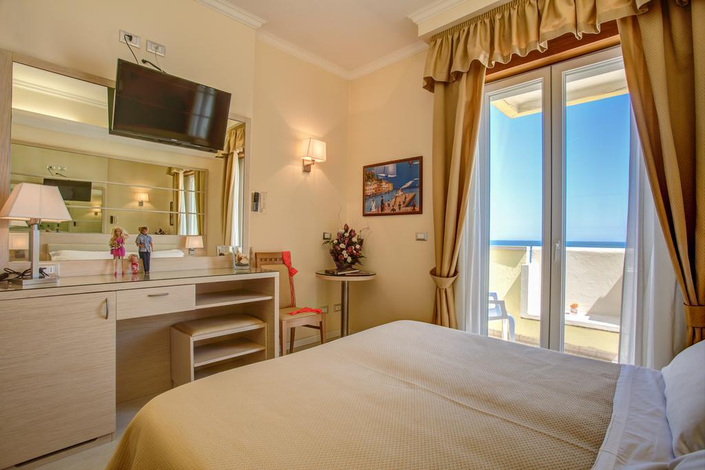 Camera Matrimoniale Superior con Letto Supplementare e Vista Mare