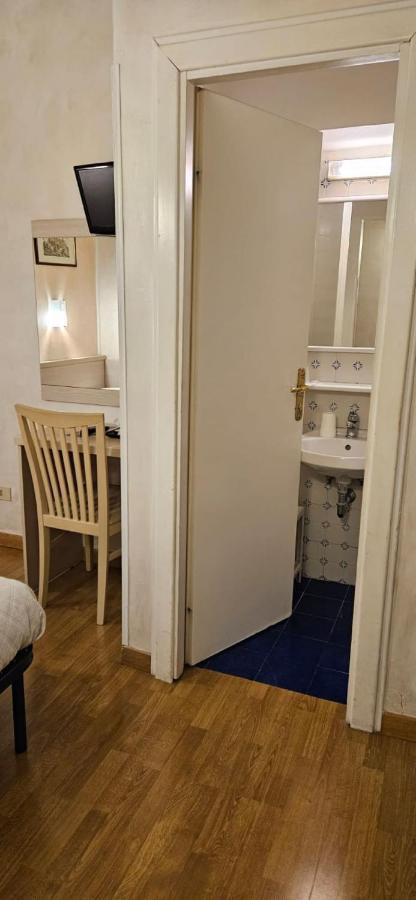 Camera Singola Economy con Bagno Privato e Doccia in Comune