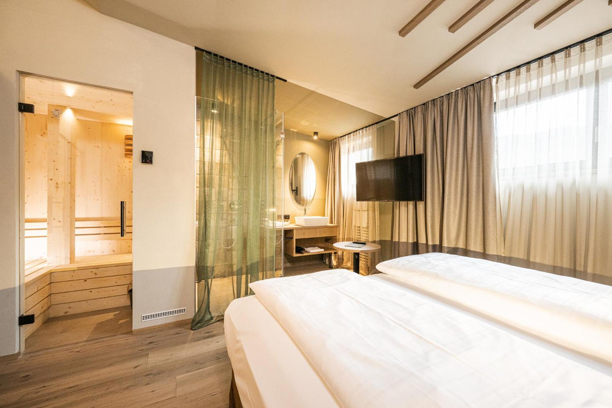 Suite with Sauna,1555970815:JPEG