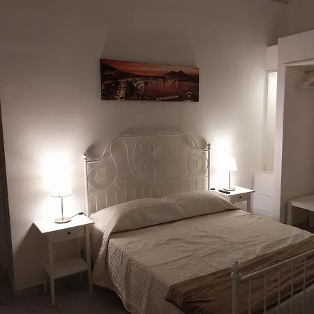 Quartieri Spagnoli Rooms-3